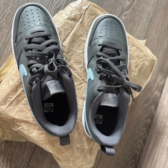 Nikes - Picture 2 of 7